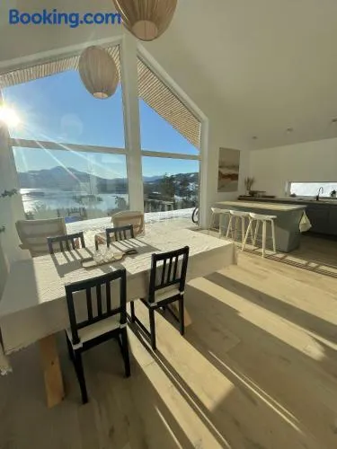 Moderne feriebolig med unik utsikt - Image 1