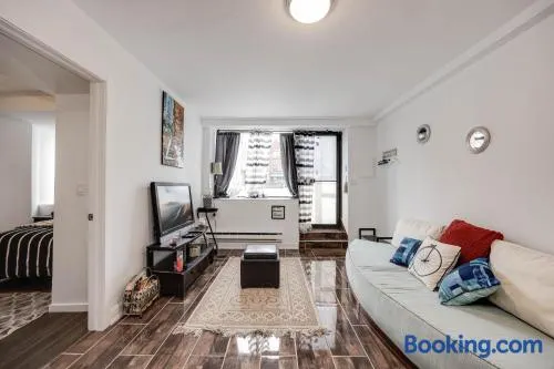 Bright Parkdale Court - Little Portugal w/ Free Parking - Image 1