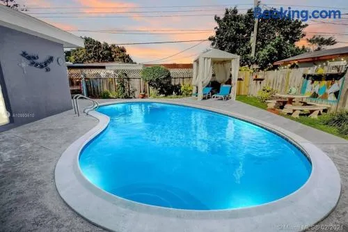 Hollywood Private Pool, 4 Bedrooms Vacation Rental - Image 1