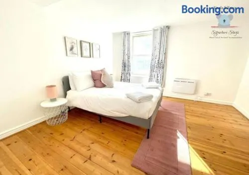 Koala and Tree - Rustic 3 Bedroom Flat with Parking - Image 1