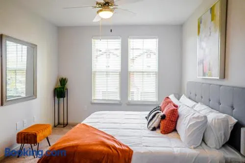 Charming 2BD 2 Ba Free parking - Image 1