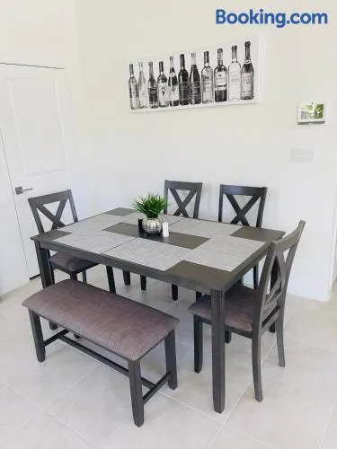 Lovely brand new 3bds/2,5ba unit with free parking - Image 1