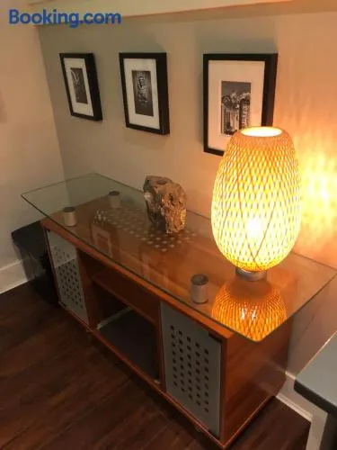 Modern Apartment in Beautiful Kitsilano - Image 1