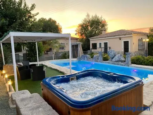 Exclusiva Piscina con Jacuzzi y Jardin privado - Image 1