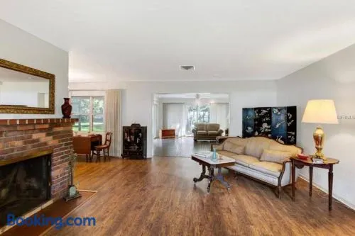 3-bedroom house with an amazing lake view - Image 1