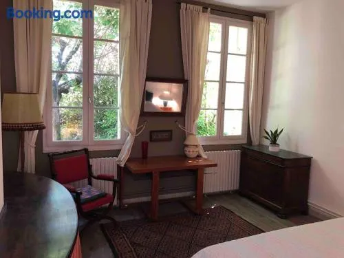 Appartement Coeur de Ville avec Terrasse et Parking - Image 1