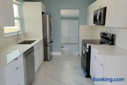 Cheerful 2 Bedroom Lakehouse Home Woffice Space - Image 1