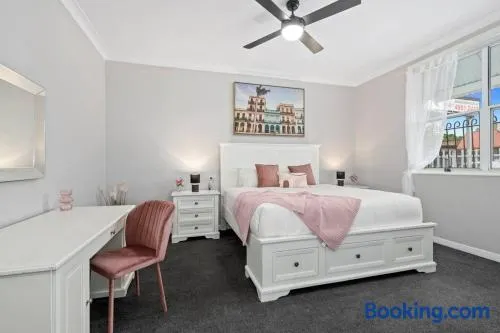 Renovated, Delightful , 5 Bed Holiday Home in the Hunter - Image 1