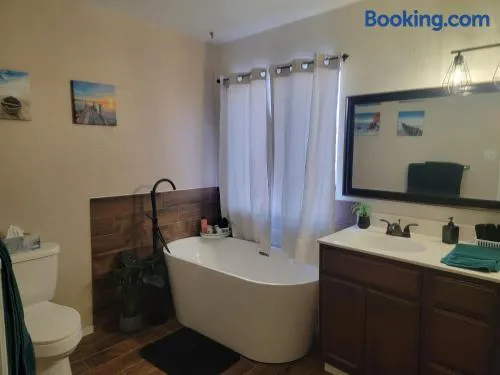 NICE HOME NEAR I10, 4 BEDROOM, 9PPL, WESTSIDE - Image 1