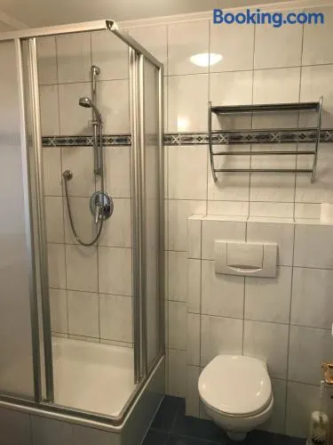 Low - Budget Room Anfang - Image 1