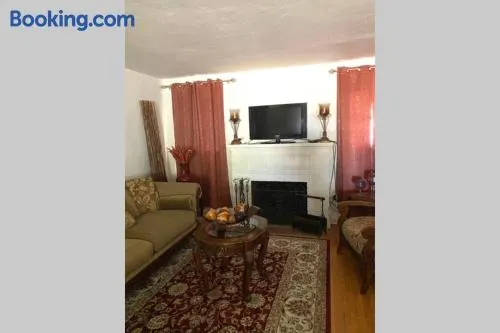 Beautiful house in the heart of Fair Oaks - Image 1