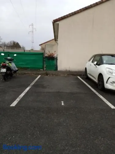 Maison de ville avec parking gratuit sur place - Image 1