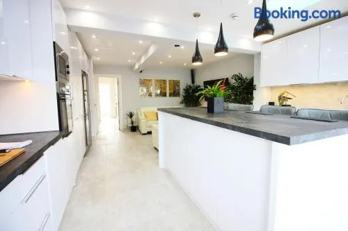 Lorne Lodge 5 Bed House+Parking +Close to Legoland - Image 1