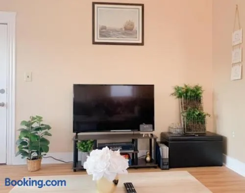Cozy & Sunny 3 Bed 1 Bath near Providence! - Image 1