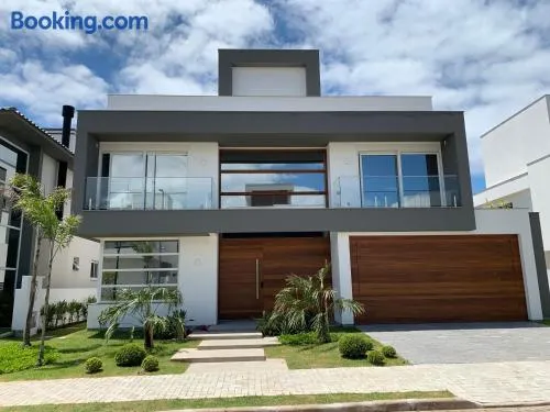 Linda Casa em Condominio Fechado no Campeche - Image 1