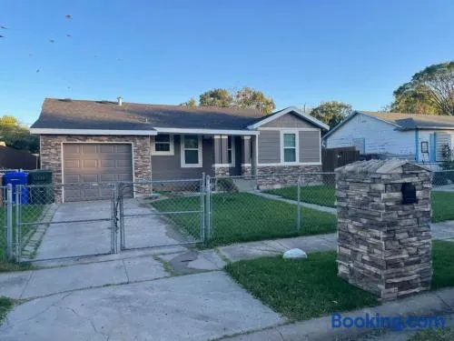 Cheerful 3 bdrm home w/private & spacious backyard - Image 1
