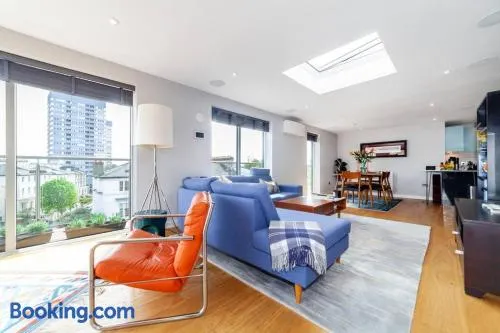 Luxurious 2 bedroom penthouse with terrace, West Hampstead - Image 1