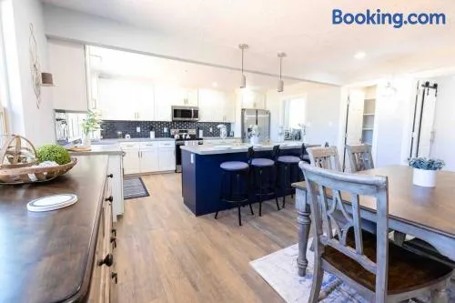 Fully Renovated beautiful 5 bed/bath, 2 kitchens! - Image 1