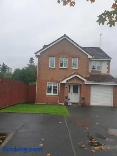 Luxury 4 Bed Detached House With Outdoor Bar & Garden - Image 1