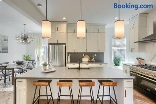 Chic retreat in central Pittsburgh w/ 2 masters - Image 1