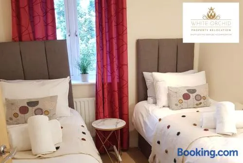 2 Bed Apartment Perfect 4 Business Travelers & Contractors By White Orchid Property Relocation Short Lets & Serviced Apartment - Monthly Offers Available - Image 1