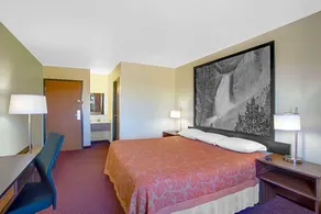 Super 8 West Yellowstone Lionshead - Image 3