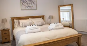 Beautiful 3 Bedroom Luxury Cottage Short Distance To York - Image 4