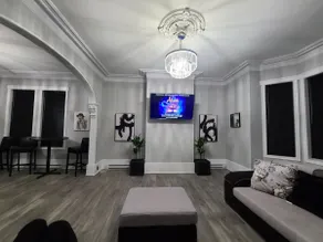 Beautifully Renovated 2 Bedroom Unit -City Central - Image 5