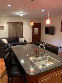 Cozy 4 Bedroom Home Accommodates 10 in Niagara USA - Image 5