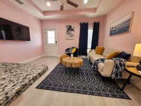 *Charming Pink Bungalow* w/ King Bed, Punta Gorda - Image 2