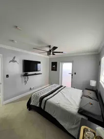 Luxurious Private Entrance Suite & Parking - Image 5
