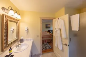 Cozy Queen Cottage - Image 4