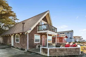 Whale Tail Bahay |Walk to Beach Ocean View Hot tub - Image 2