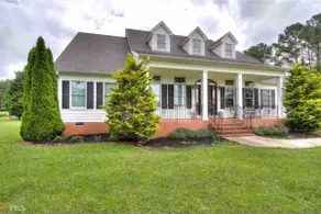 The Modern Farmhouse Getaway of Silver Creek - Image 2
