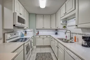Newly Updated 2Bed/1Bath Condo - 3 Min to Beach! - Image 2