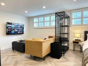 Urban Executive Suite – Steps to the Lake - Image 2