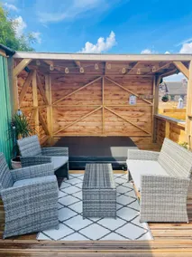 Red darren luxury hut - Image 2