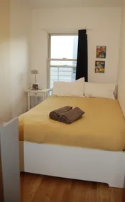 Sunny family-friendly Brooklyn 2-br with parking - Image 4
