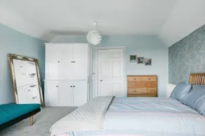 Smukt 4 værelses hus, der er del af et større hjem.  Strandudsigt og have - Image 5