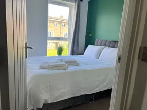 Stylish Modern Stay–Spacious 3-Bedroom Near Centre - Image 4