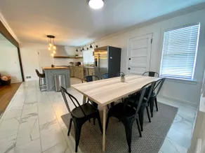 Bright, fully-renovated 4 bedroom house-cozy beds! - Image 5