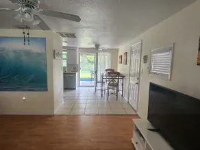 Bright and sunny home. King bed, 1 block to 41 - Image 4