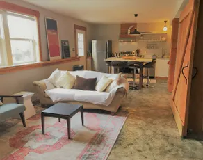 Island Getaway - Charming Two Bedroom Guest Suite, stones throw from the ocean - Image 2