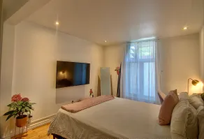 Beautiful, Great area, Parking, Next to Metro! - Image 4