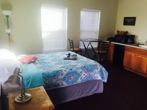 Full cozy studio/ Shared bath D - Image 4