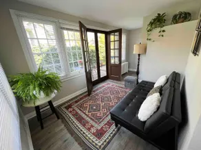 Cozy Updated Cottage Style Home near Historic distric in Middletown - Image 5
