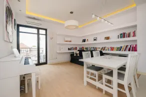 Modern Apartment Across the Ponds by BookingHost - Image 5
