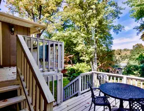 The Artist… Bright & Relaxing Entire Home sleeps 4 - Image 2