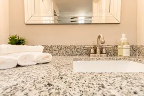 King Size Bed Central McAllen Family Friendly/WiFI - Image 3