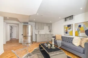 Sleak, bright 3 bedroom home with parking! - Image 5